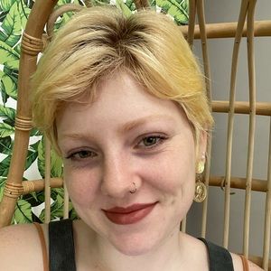 Meet your Posher, Alexis